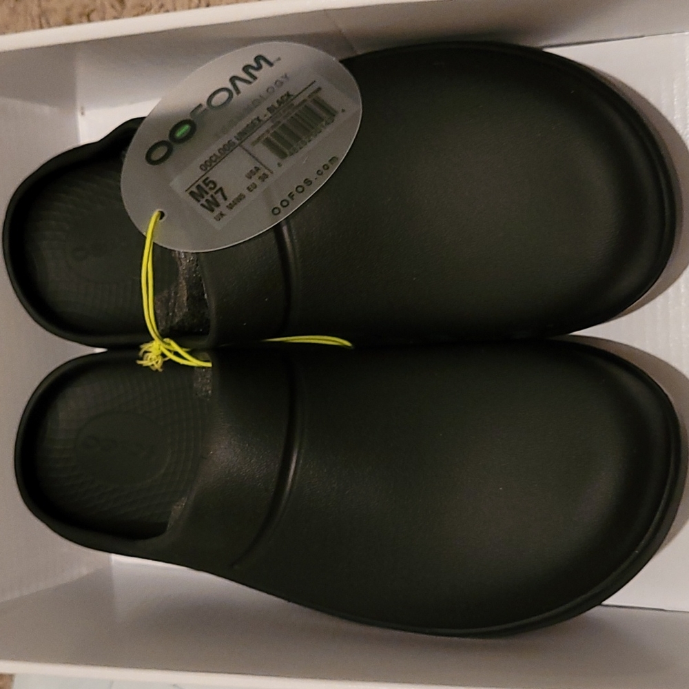 NEW Oofos shoes unisex W7 M5